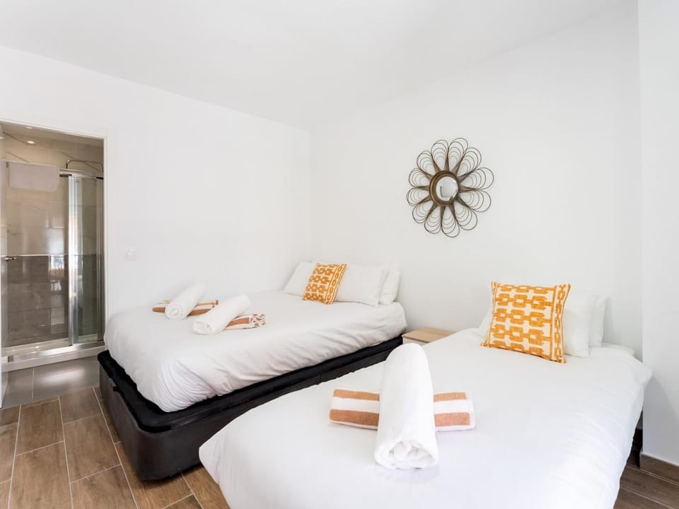 Bed, Bedroom, towels