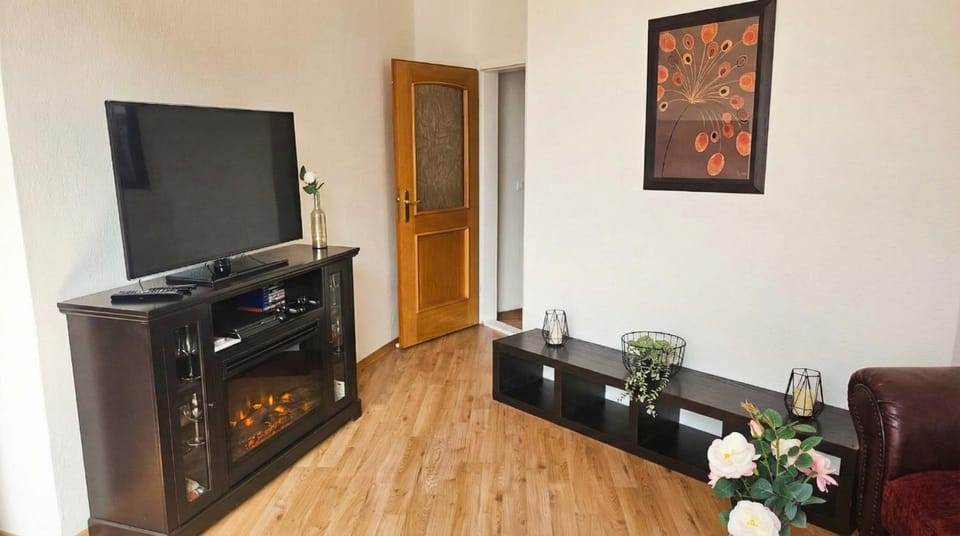 Communal lounge/ TV room, TV and multimedia, Living room, Seating area