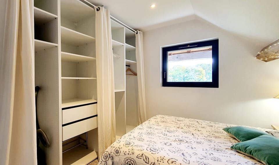 Bed, Photo of the whole room, Bedroom, wardrobe