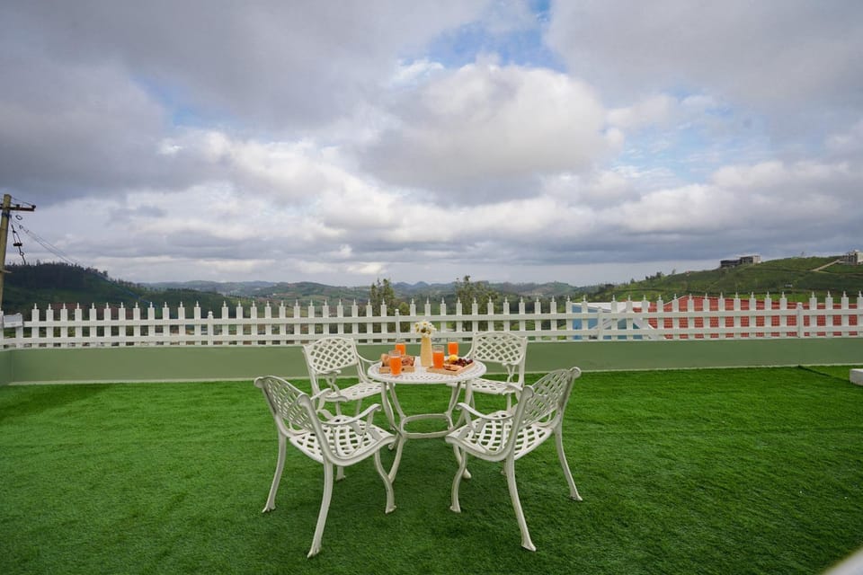 Day, Natural landscape, Dining area, Mountain view