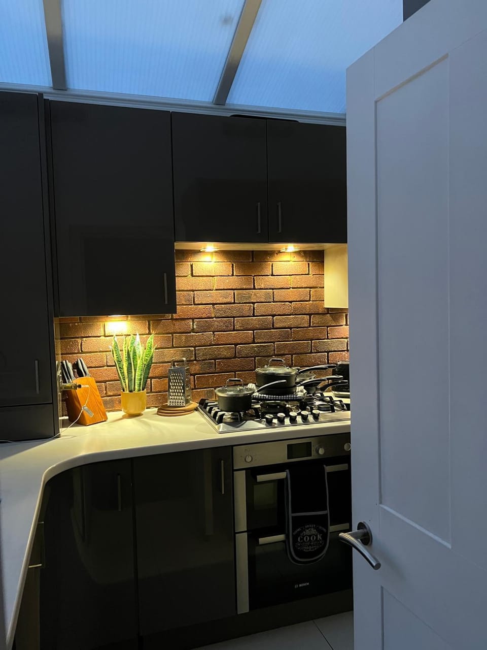 Comfortable Fulham AP Sleeps 8 and Table Tennis House in London