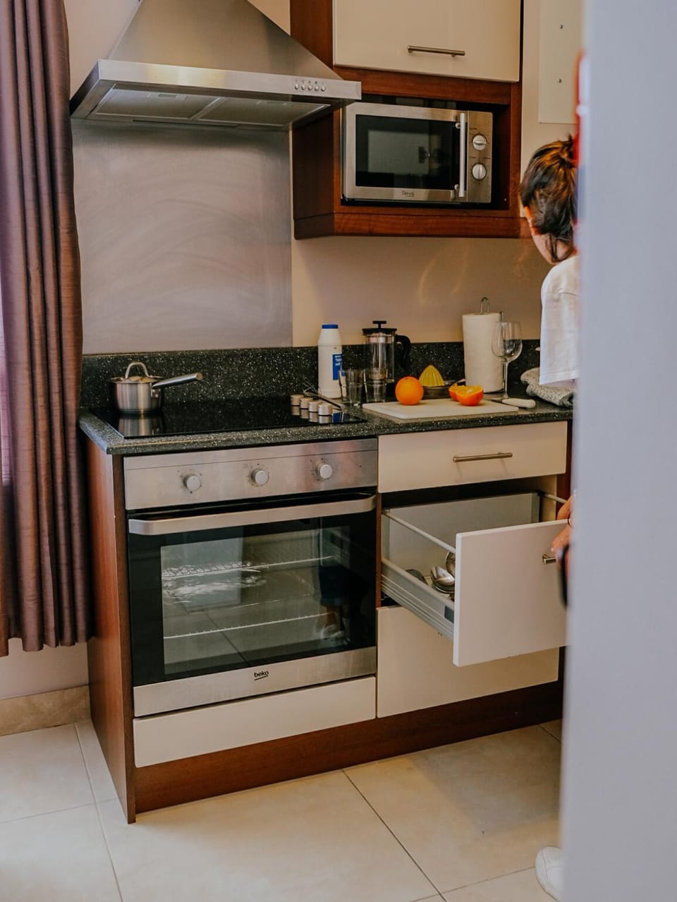 Coffee/tea facilities, Kitchen or kitchenette, microwave, stove