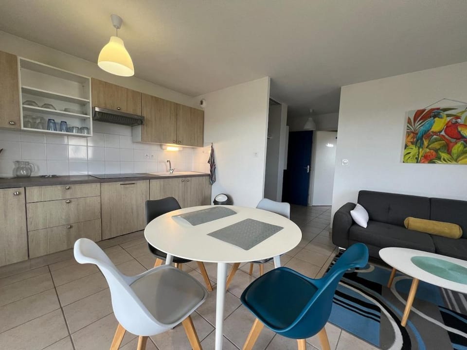 Kitchen or kitchenette, Living room, Seating area, Dining area, stove