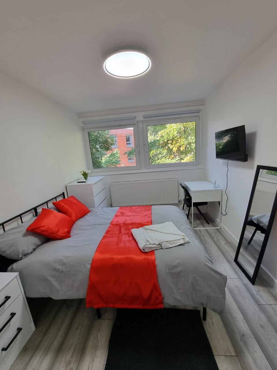 Bed, Place of worship, TV and multimedia, Bedroom, heating, towels