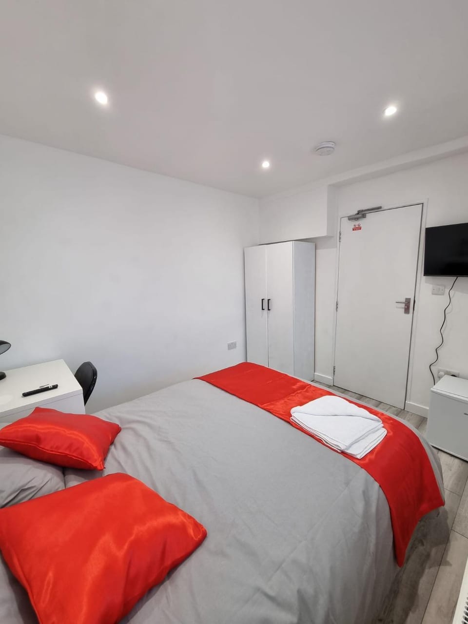 Bed, Place of worship, TV and multimedia, Photo of the whole room, Bedroom, towels, wardrobe