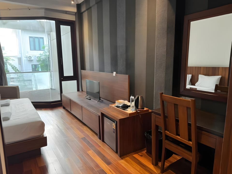 Seating area, Dining area