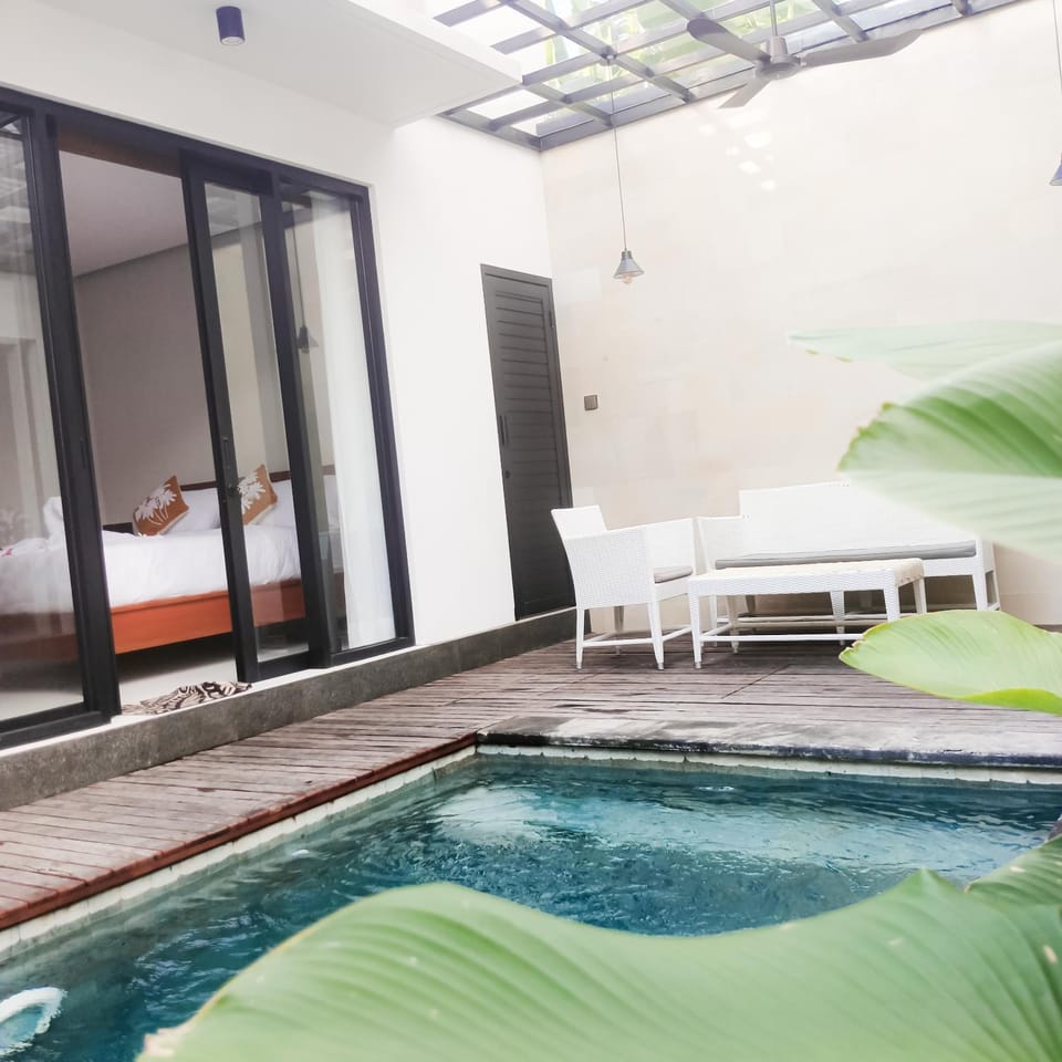 Patio, Bed, Photo of the whole room, Bedroom, Pool view, Swimming pool, Swimming pool, sunbed