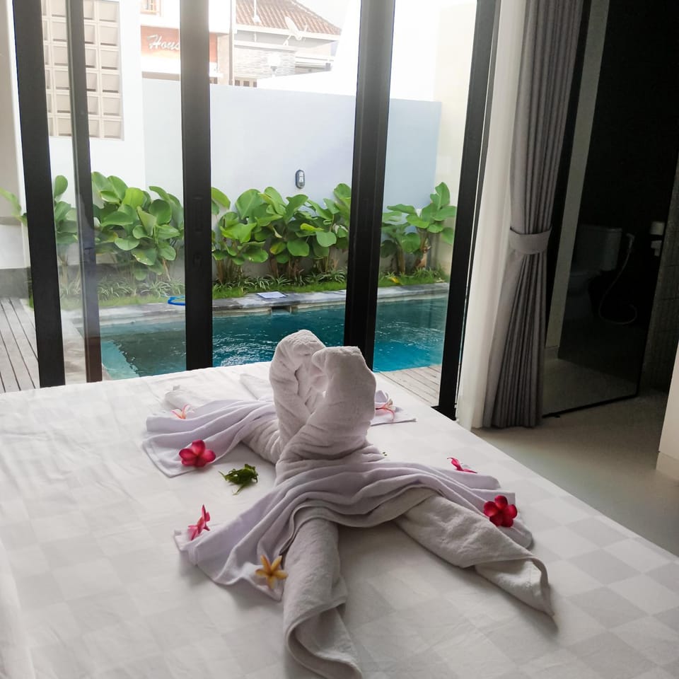 Bed, Photo of the whole room, Bedroom, Pool view, Swimming pool, towels