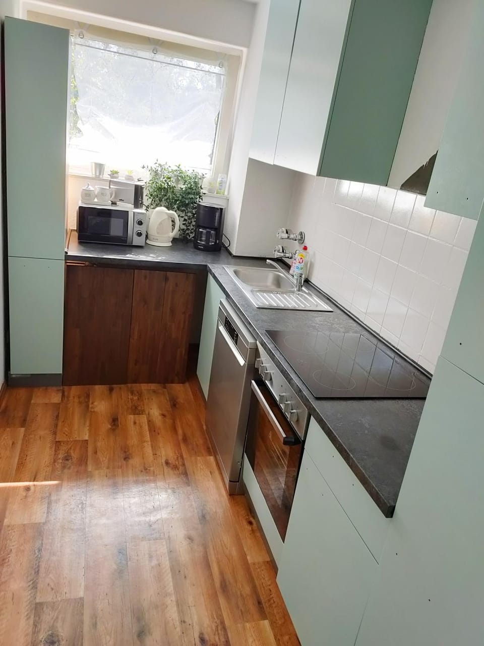 Kitchen or kitchenette, dishwasher, minibar, oven, stove, toaster