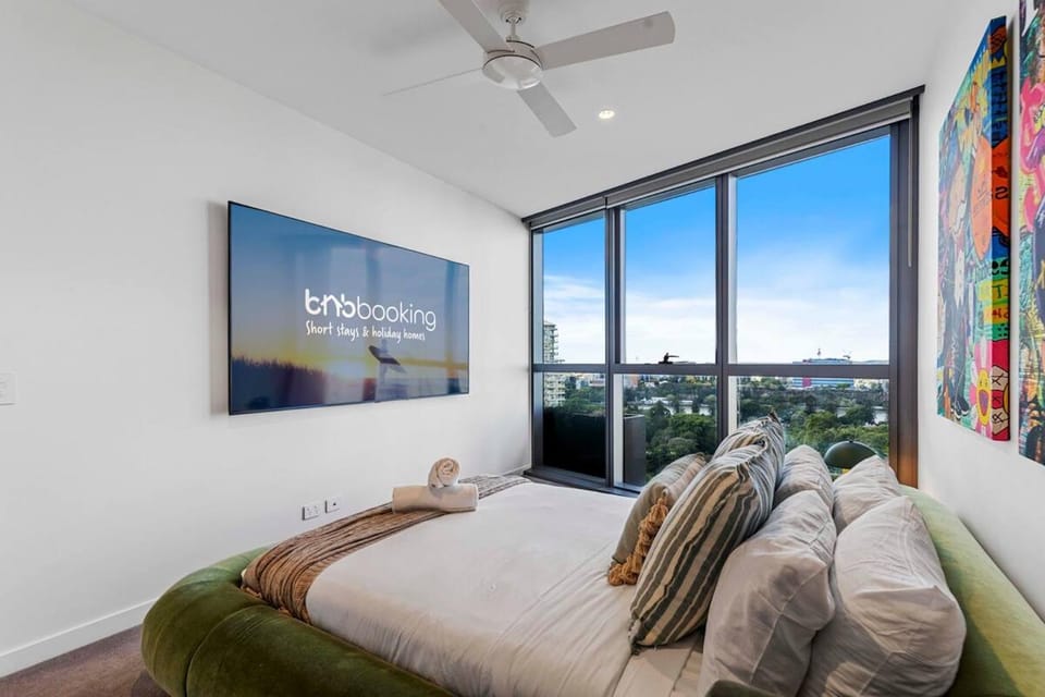 Bed, TV and multimedia, Bedroom