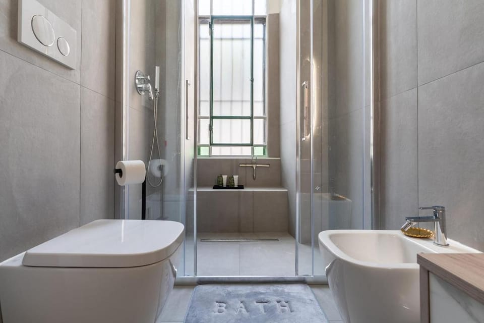 Shower, Toilet, Bathroom, towels
