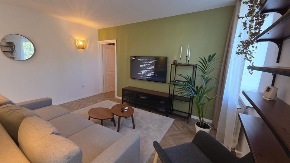 TV and multimedia, Living room, Seating area, Evening entertainment