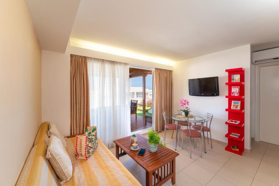 TV and multimedia, Living room, Seating area, Dining area