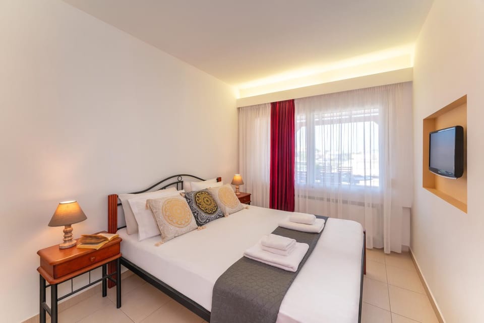 Bed, TV and multimedia, Photo of the whole room, Bedroom, towels