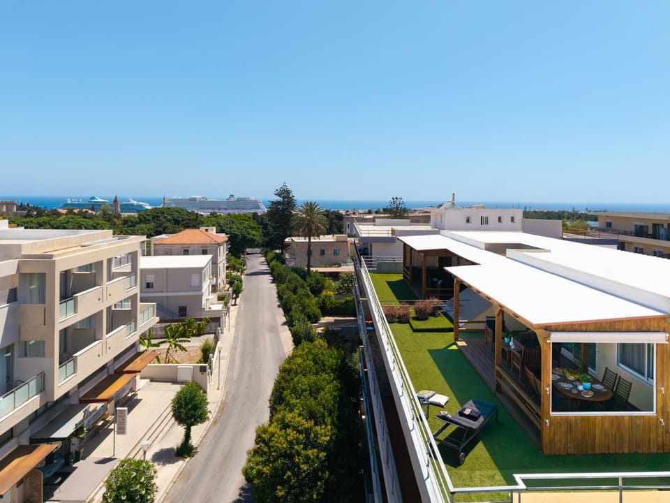 Property building, Day, Neighbourhood, Bird's eye view, City view, Sea view, Street view, Location