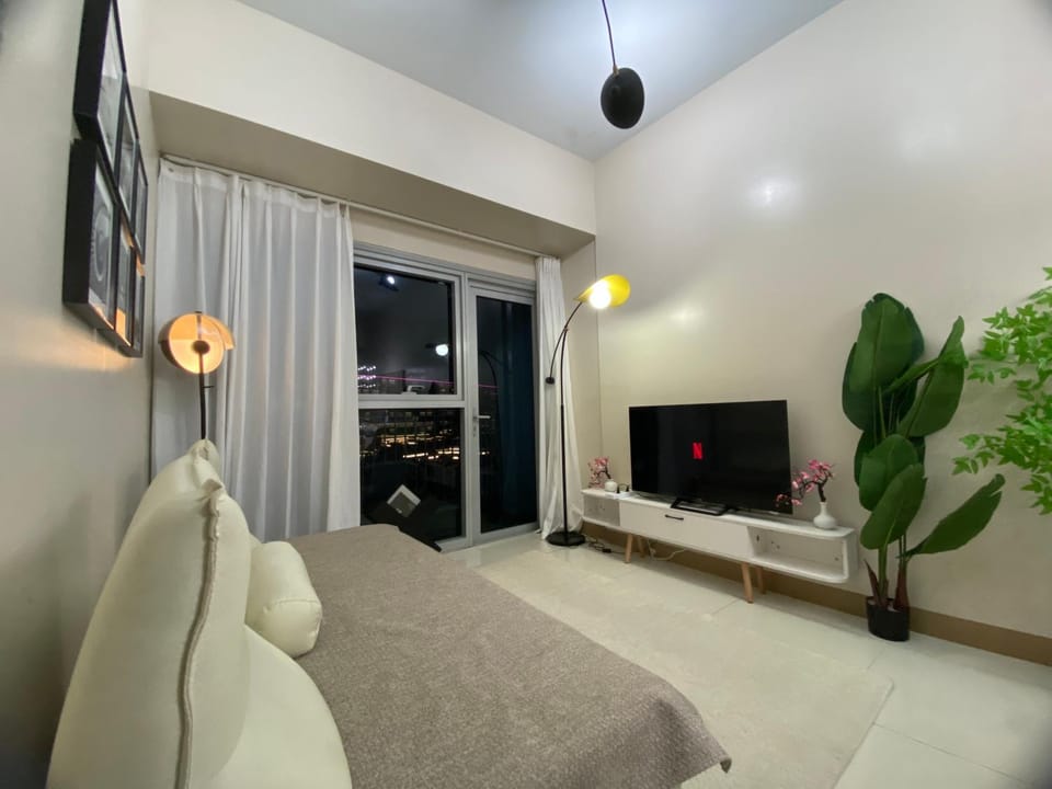 Communal lounge/ TV room, TV and multimedia, Living room, Seating area, Evening entertainment, Bedroom