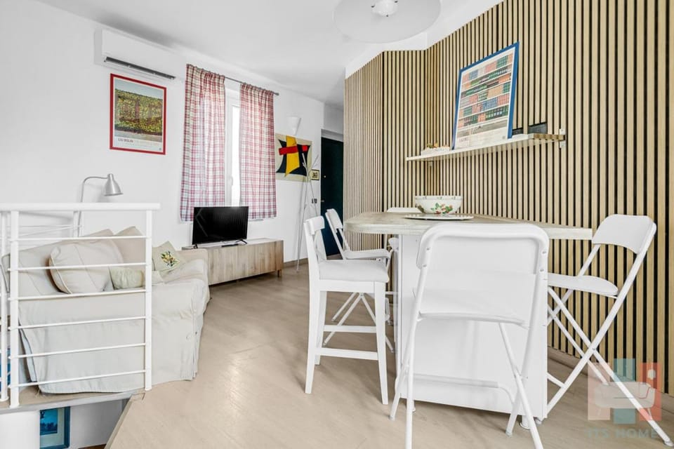 Bed, TV and multimedia, Kitchen or kitchenette, Living room, Seating area, Dining area