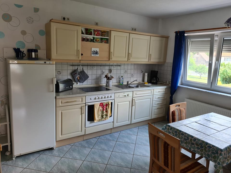 Coffee/tea facilities, Kitchen or kitchenette, dishwasher, oven, stove