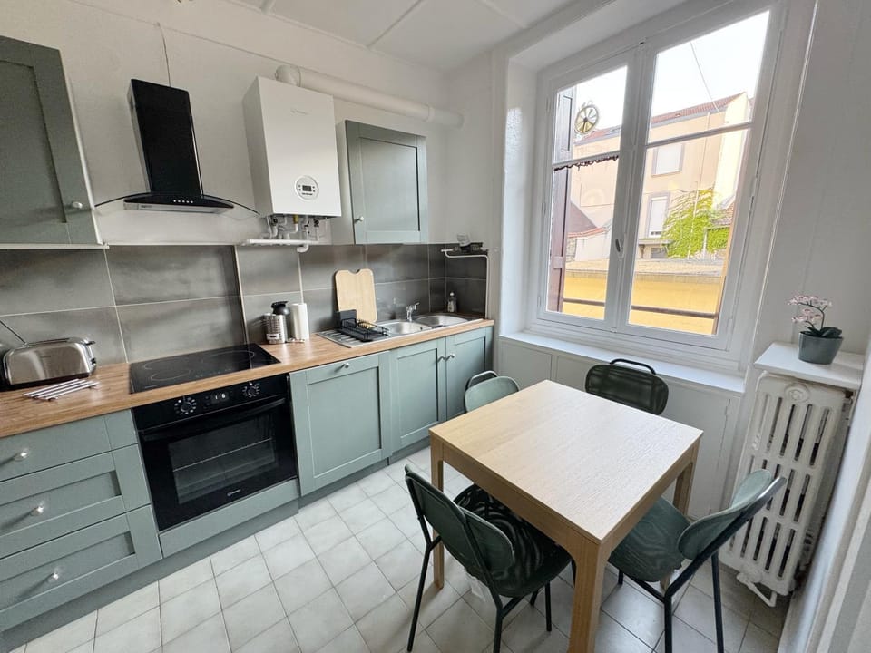Coffee/tea facilities, Kitchen or kitchenette, Dining area, dishwasher, heating, internet, oven, stove, toaster