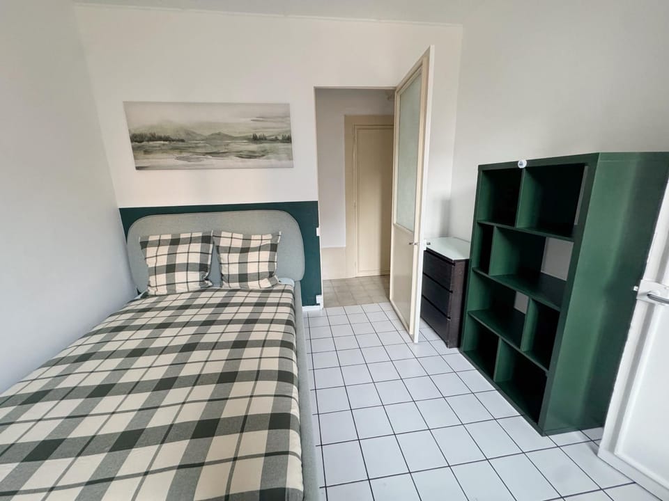 Bed, Photo of the whole room, Decorative detail, Bedroom, heating, internet, towels, wardrobe