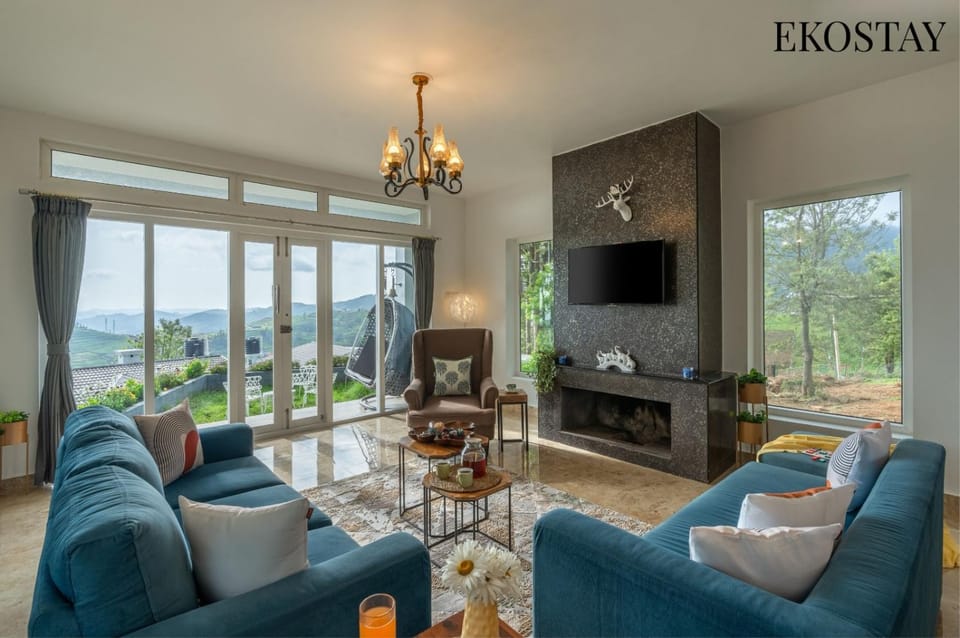 Communal lounge/ TV room, Natural landscape, TV and multimedia, Living room, Mountain view