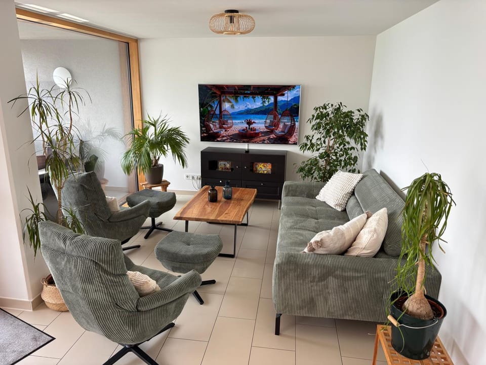 Communal lounge/ TV room, TV and multimedia, Living room, Seating area, Evening entertainment