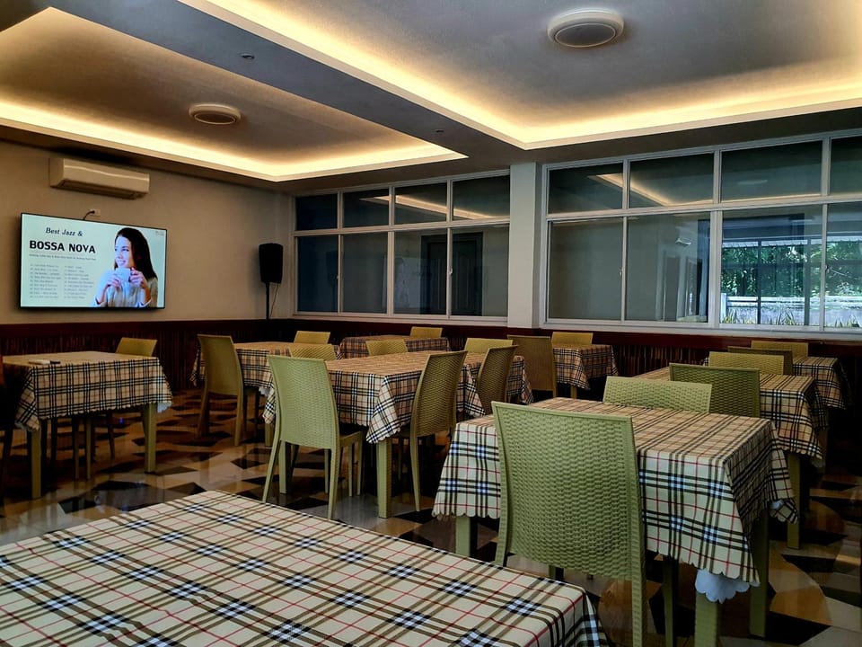 Restaurant/places to eat, TV and multimedia, Lounge or bar