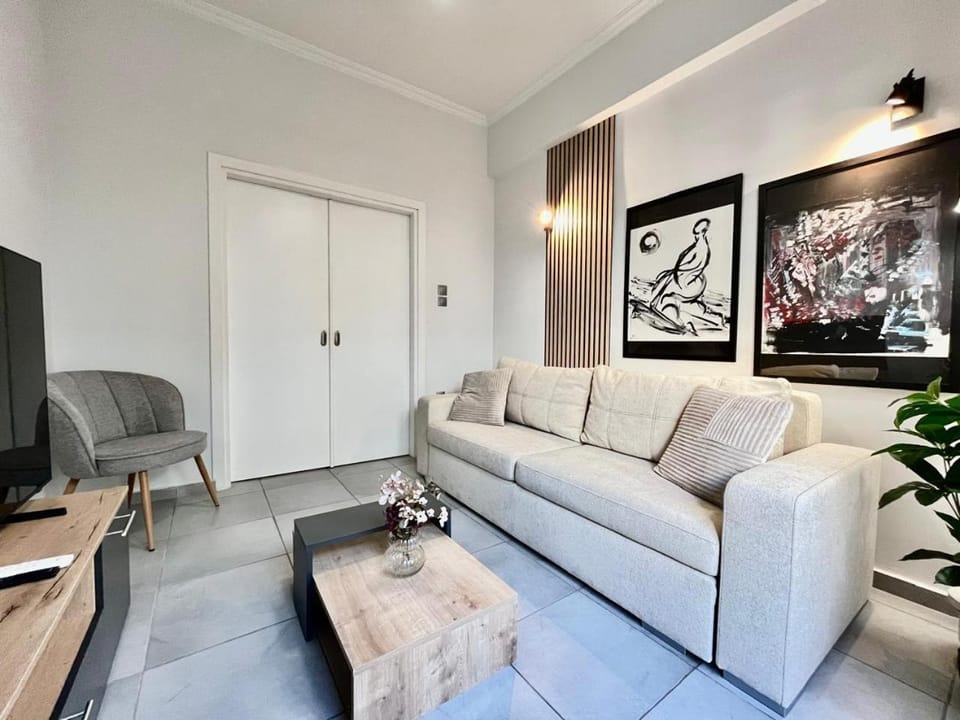 TV and multimedia, Living room, Seating area, Evening entertainment