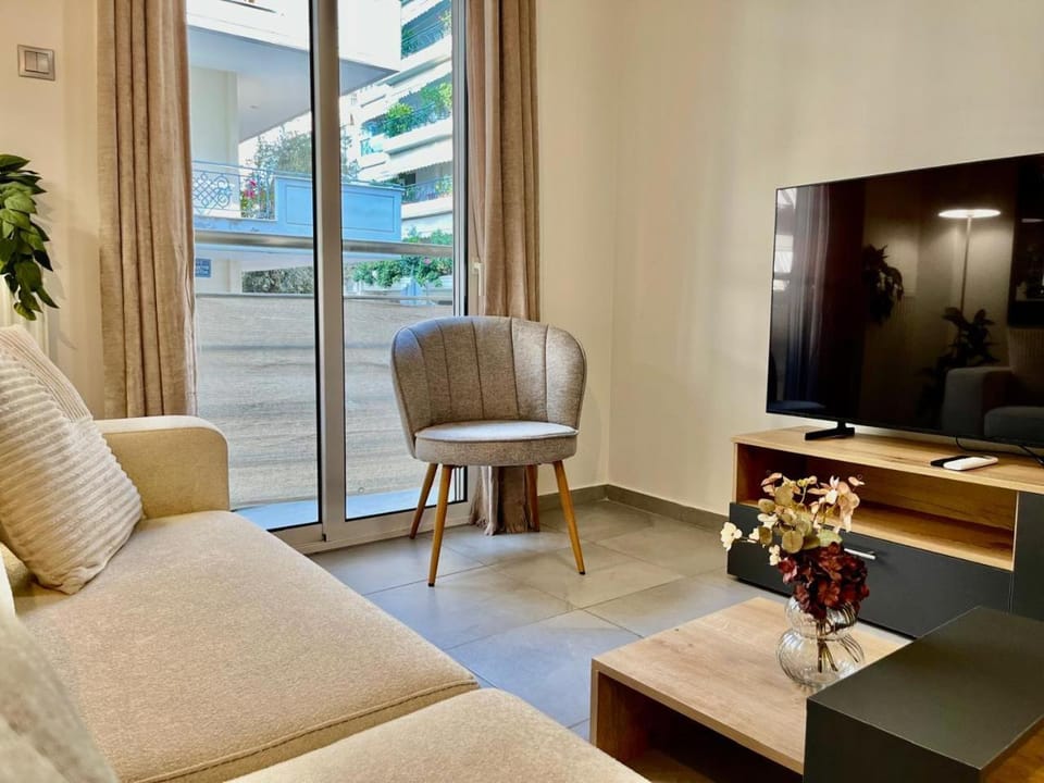 TV and multimedia, Living room, Seating area, Evening entertainment