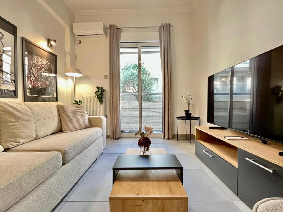 TV and multimedia, Living room, Seating area, Evening entertainment