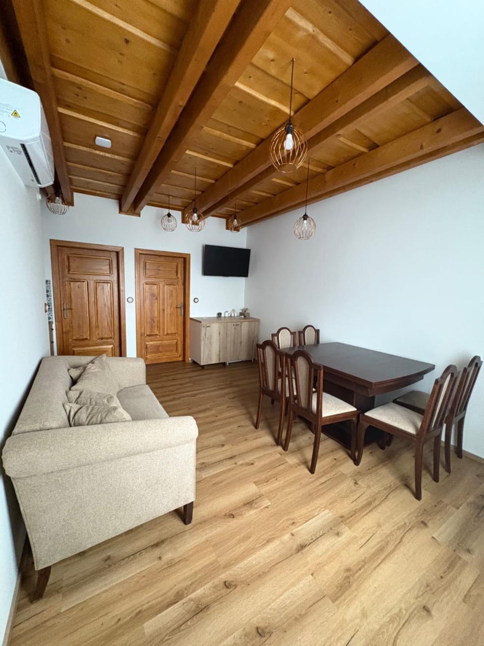 TV and multimedia, Living room, Seating area, Dining area