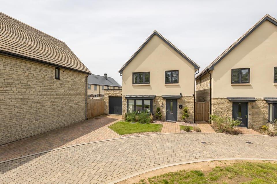 Stylish 4 Bedroom Home Perfect for Families Villa in Cherwell District