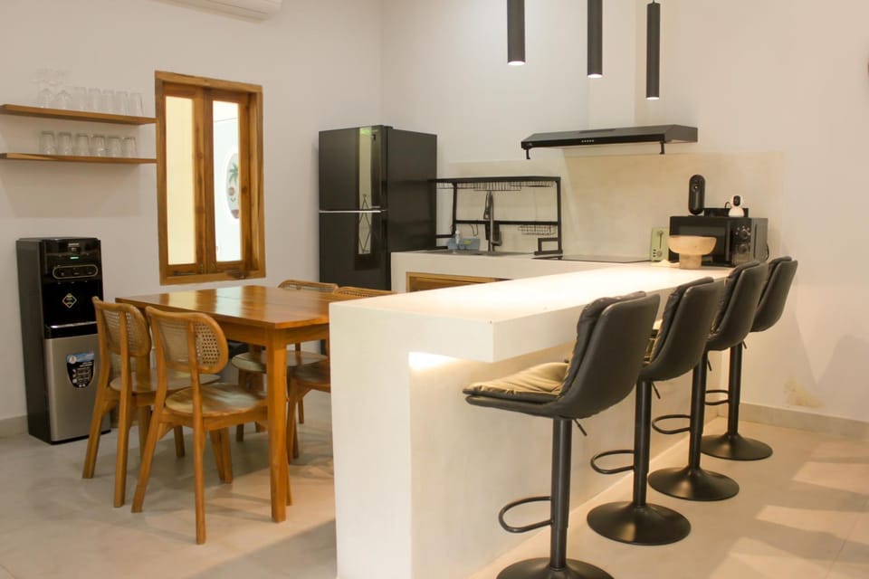 Kitchen or kitchenette, Dining area