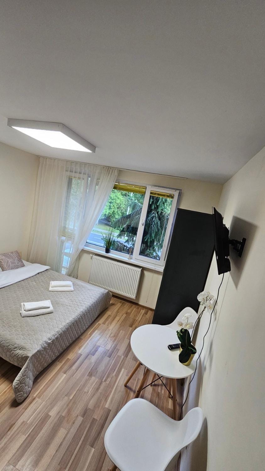Batorego16 Yellow Studio Apartment in Warsaw