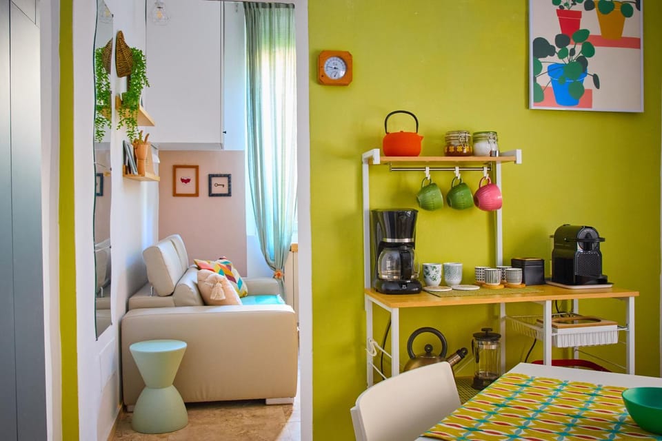 Coffee/tea facilities, Kitchen or kitchenette, Dining area
