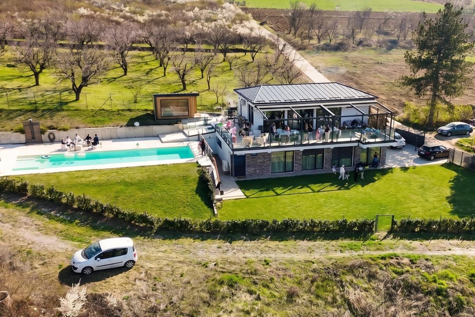 Property building, Spring, Day, Natural landscape, Bird's eye view, Garden, Garden view, Pool view, Swimming pool, Parking