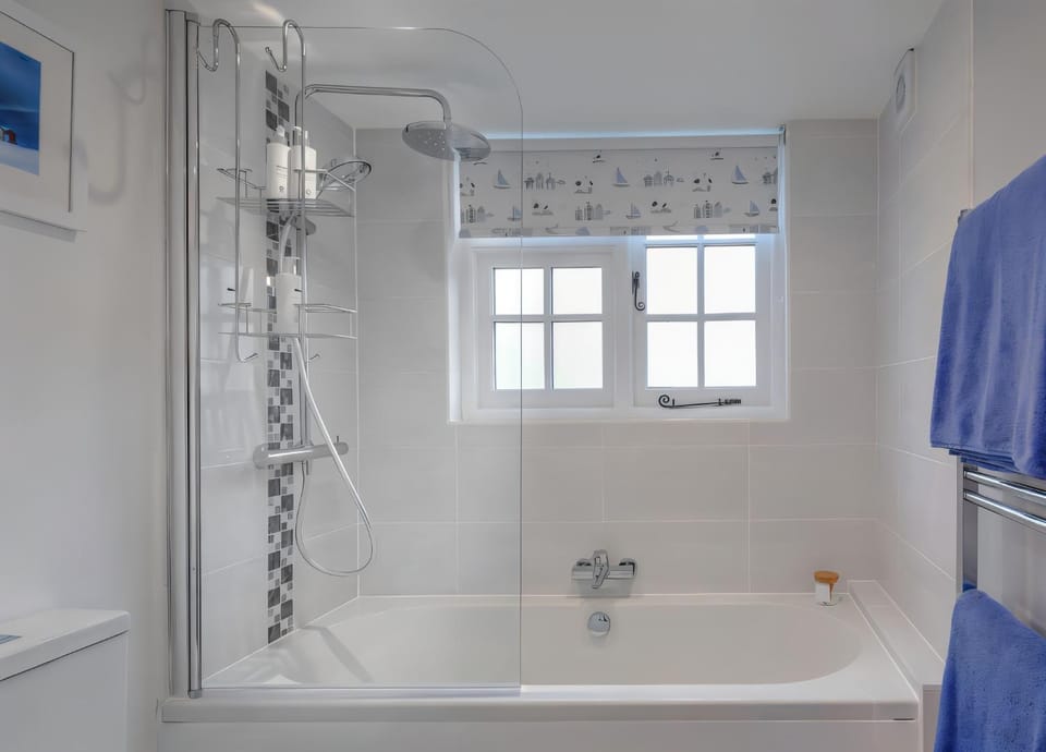 Shower, Toilet, Bathroom, Bath, towels