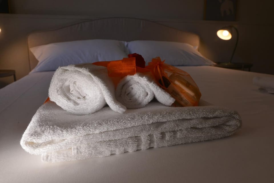 Bed, Photo of the whole room, Bedroom, towels