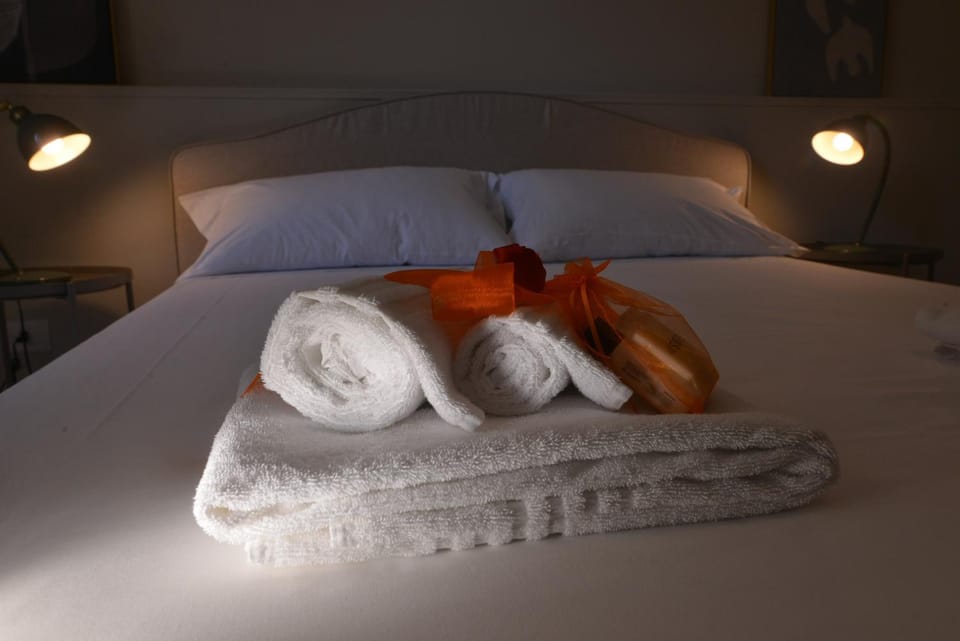 Bed, Photo of the whole room, Bedroom, towels