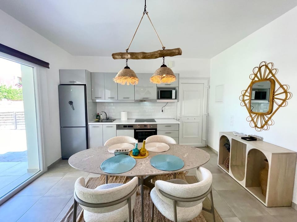 Kitchen or kitchenette, Living room, Dining area, oven, stove