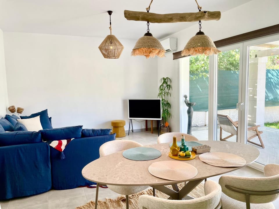 TV and multimedia, Living room, Seating area, Dining area