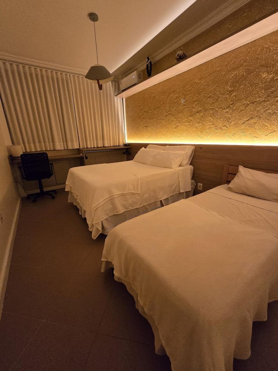 Bed, Photo of the whole room, Bedroom, locker, air conditioner
