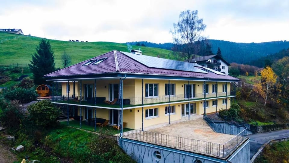 Whirlpool, Billiard, Sauna! Ferienhaus Lacher House in Forbach