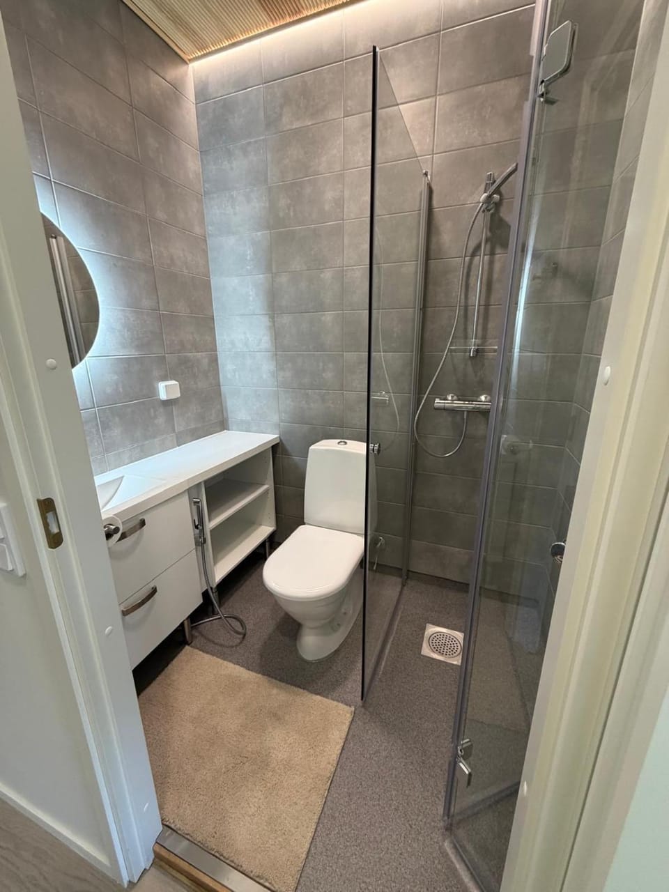 Shower, Toilet, Bathroom, towels