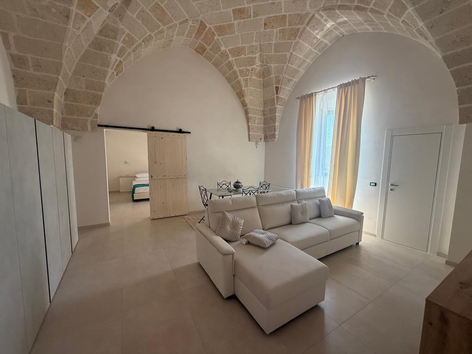 TV and multimedia, Kitchen or kitchenette, Living room, Seating area, wardrobe