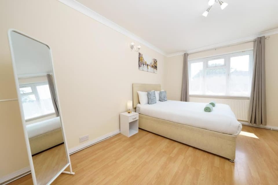 2BR Apartment near Heathrow Airport Apartment in London Borough of Hounslow
