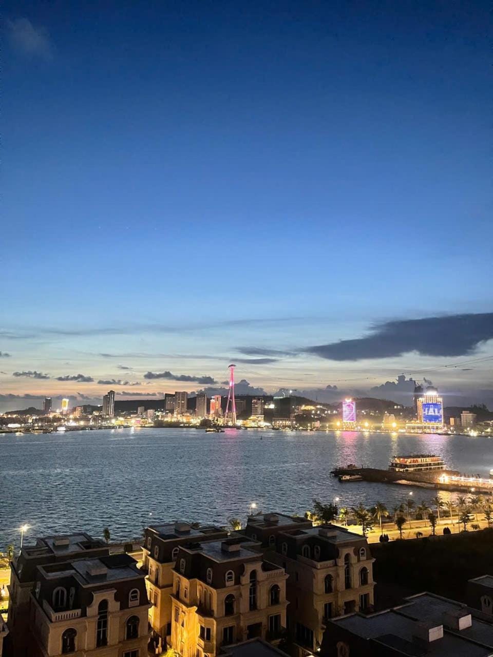 Property building, Nearby landmark, Restaurant/places to eat, Night, Natural landscape, City view, Sea view, Swimming pool, Breakfast