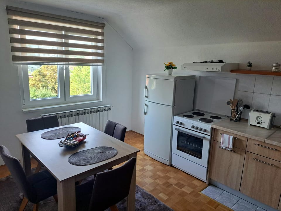 Coffee/tea facilities, Kitchen or kitchenette, Dining area, oven, stove, toaster