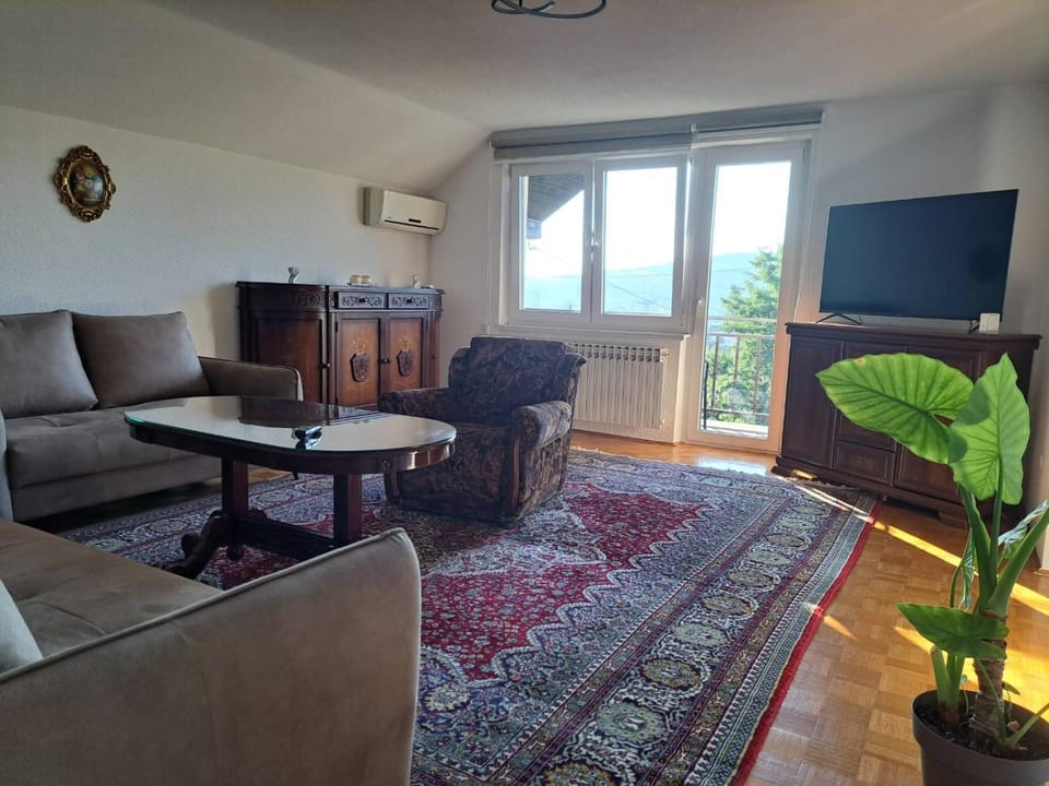 TV and multimedia, Living room, Seating area, Evening entertainment