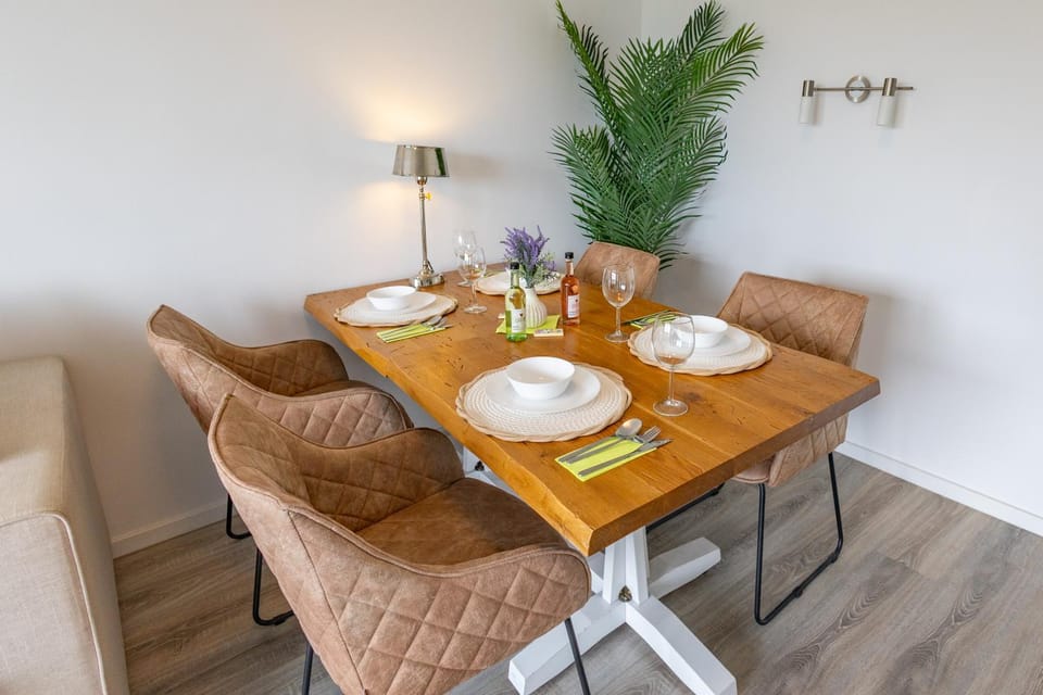 Living room, Food and drinks, Seating area, Dining area, Food